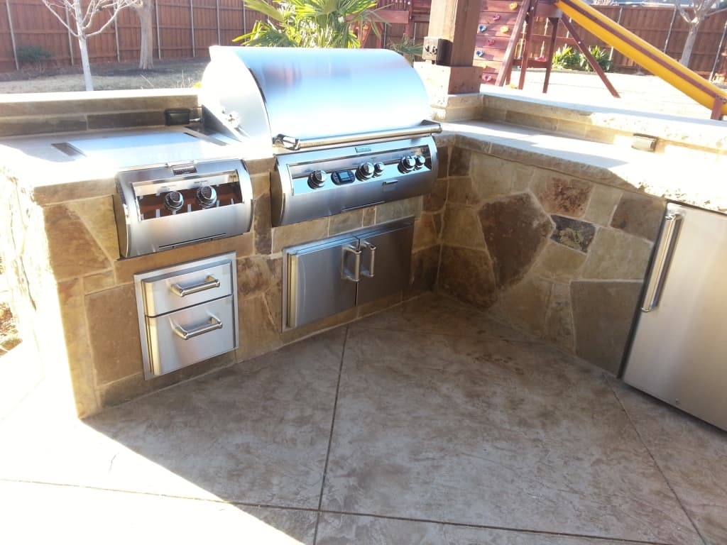Outdoor Kitchens & Grills
