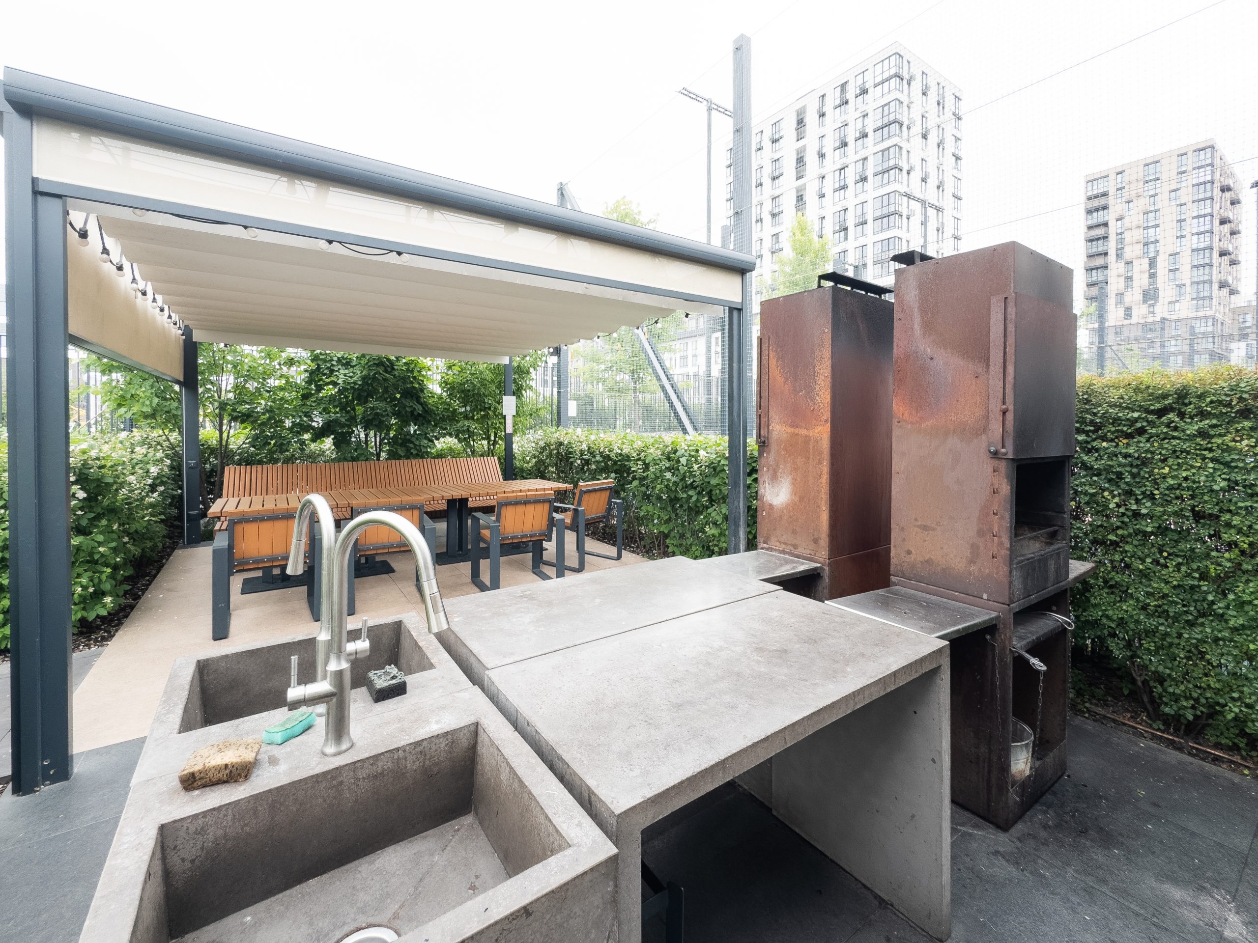 Which Appliances Should I Include in My Outdoor Kitchen? A Must-Have Guide